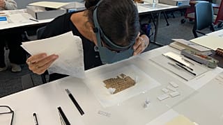 USA : la conservation de papyrus enseignée à des chercheurs étrangers 