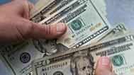 Archivo. Se cuentan billetes de 20 dólares en North Andover, Massachusetts, en junio de 2018