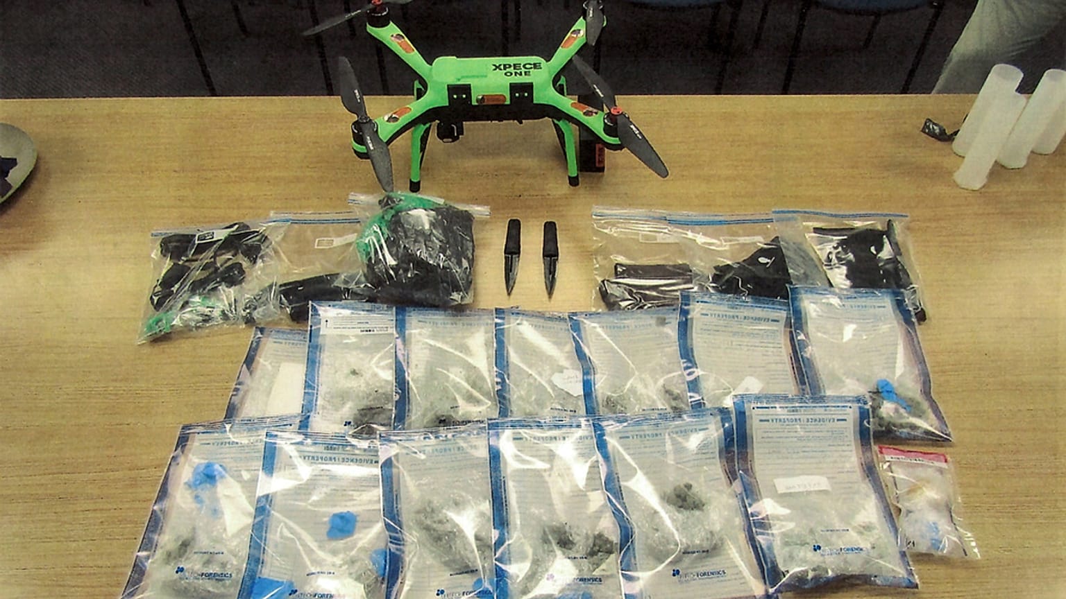 ARCHIVE : exemple des articles de contrebande livrés en prison à l'aide d'un drone