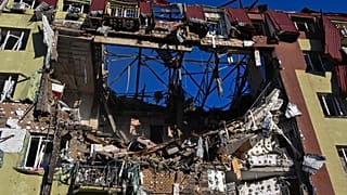 Immeuble résidentiel gravement endommagé après une frappe russe à Odessa, Ukraine, lundi 6 avril 2026
