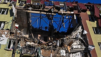 Ein Wohnhaus in Odesa, Ukraine, ist nach einem russischen Angriff am Montag, 6. April 2026, schwer beschädigt.