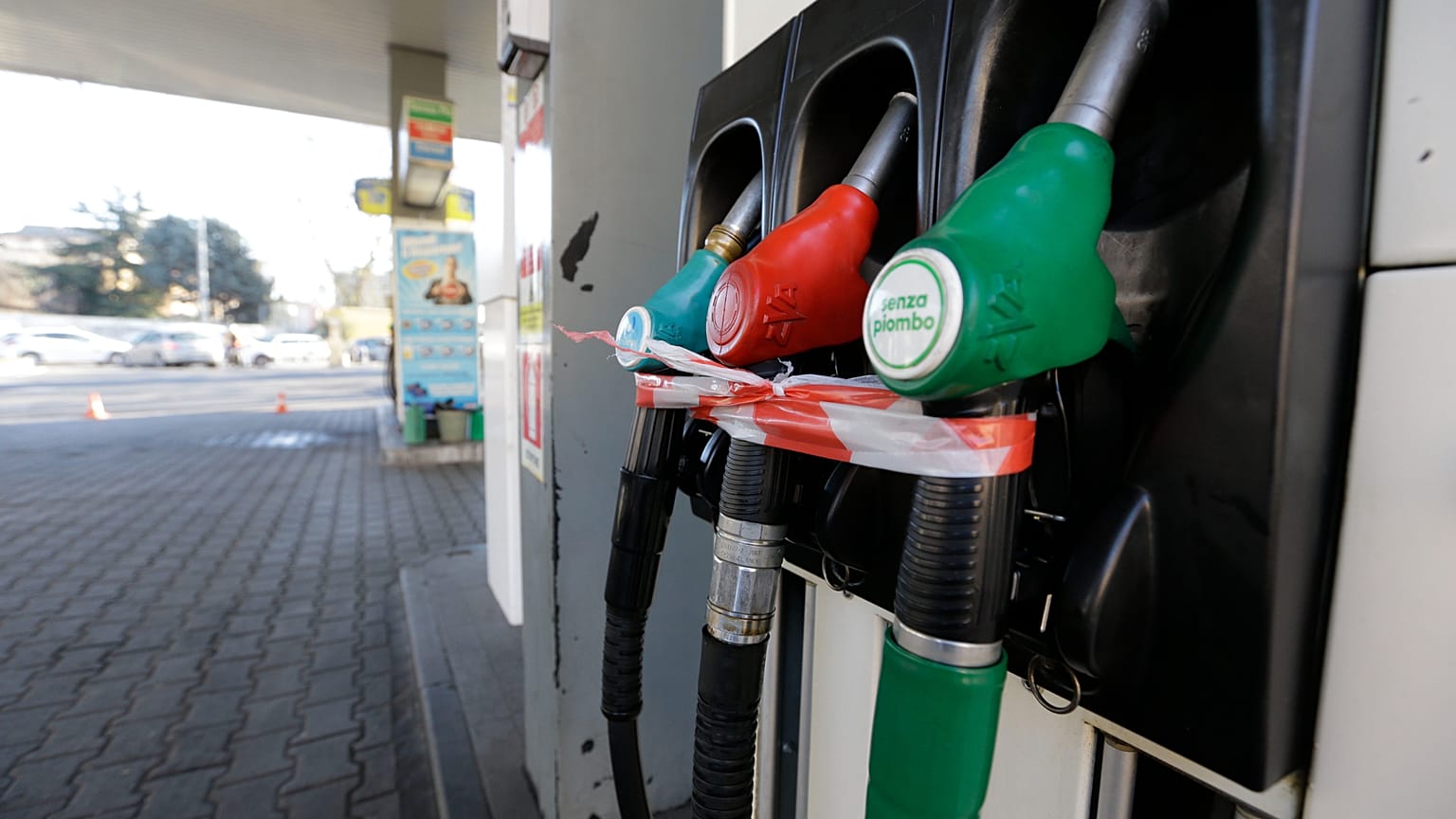 I costi dei carburanti in Italia sono tornati sopra i due euro, causando nuove proteste delle associazioni dei consumatori
