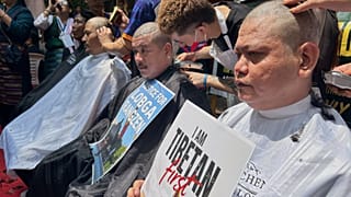 Des Tibétains manifestent à New Delhi, têtes rasées et prières contre la Chine