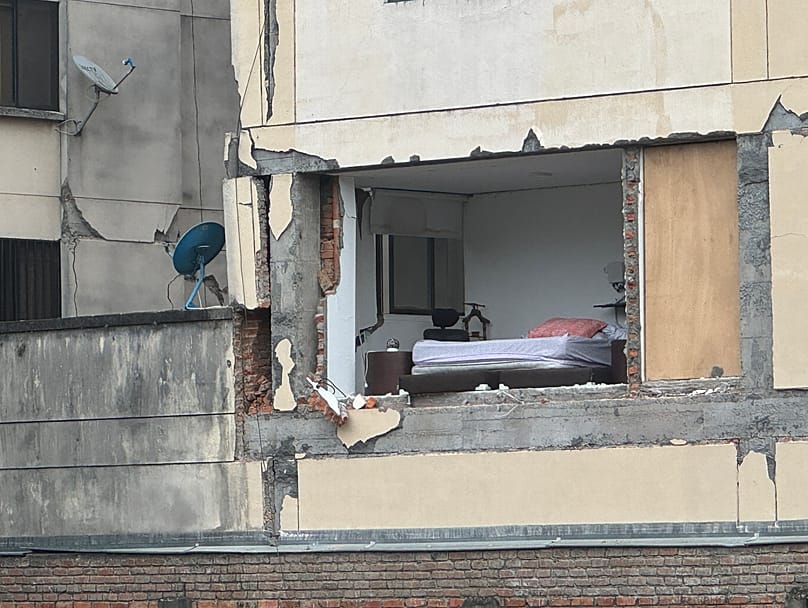 Egy társasház leszakadt fala miatt a hálószoba is láthatóvá vált
