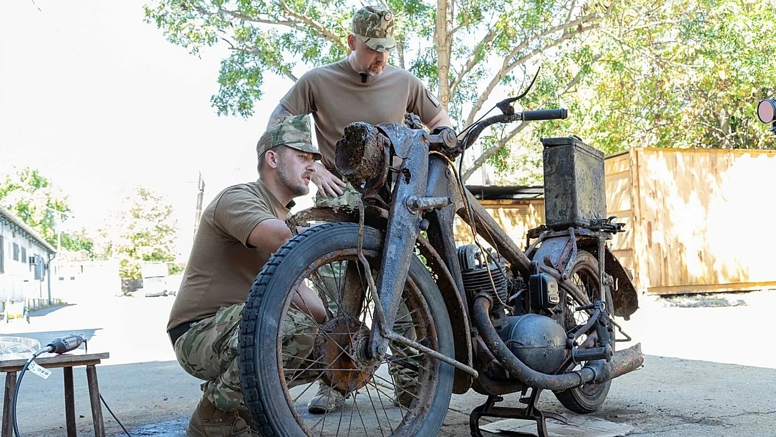 A Dunából előkerült Wehrmacht-motorkerékpár állagmegóvási munkálatok közben, 2026.08.13-án.