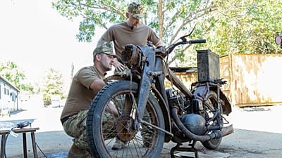 A Dunából előkerült Wehrmacht-motorkerékpár állagmegóvási munkálatok közben, 2026.08.13-án.