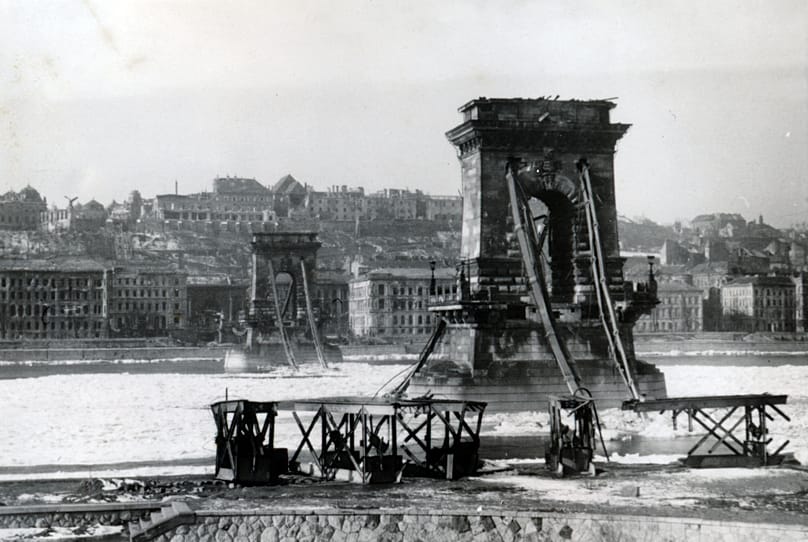 A lerombolt Lánchíd 1945-ben 