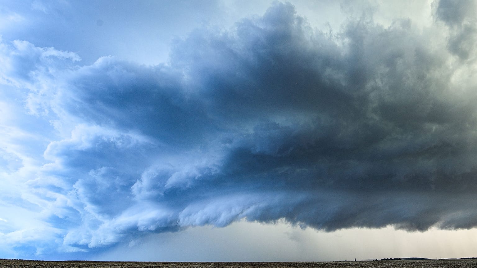Eine Gewitterwolke zieht am Mittwoch, den 19. August 2026, über Lich im Landkreis Gießen in Mittelhessen, Deutschland.