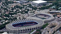 Le Parc des Princes, qui accueille l'équipe de football du Paris Saint-Germain, à côté du stade Jean-Bouin, hôte du Paris FC. 