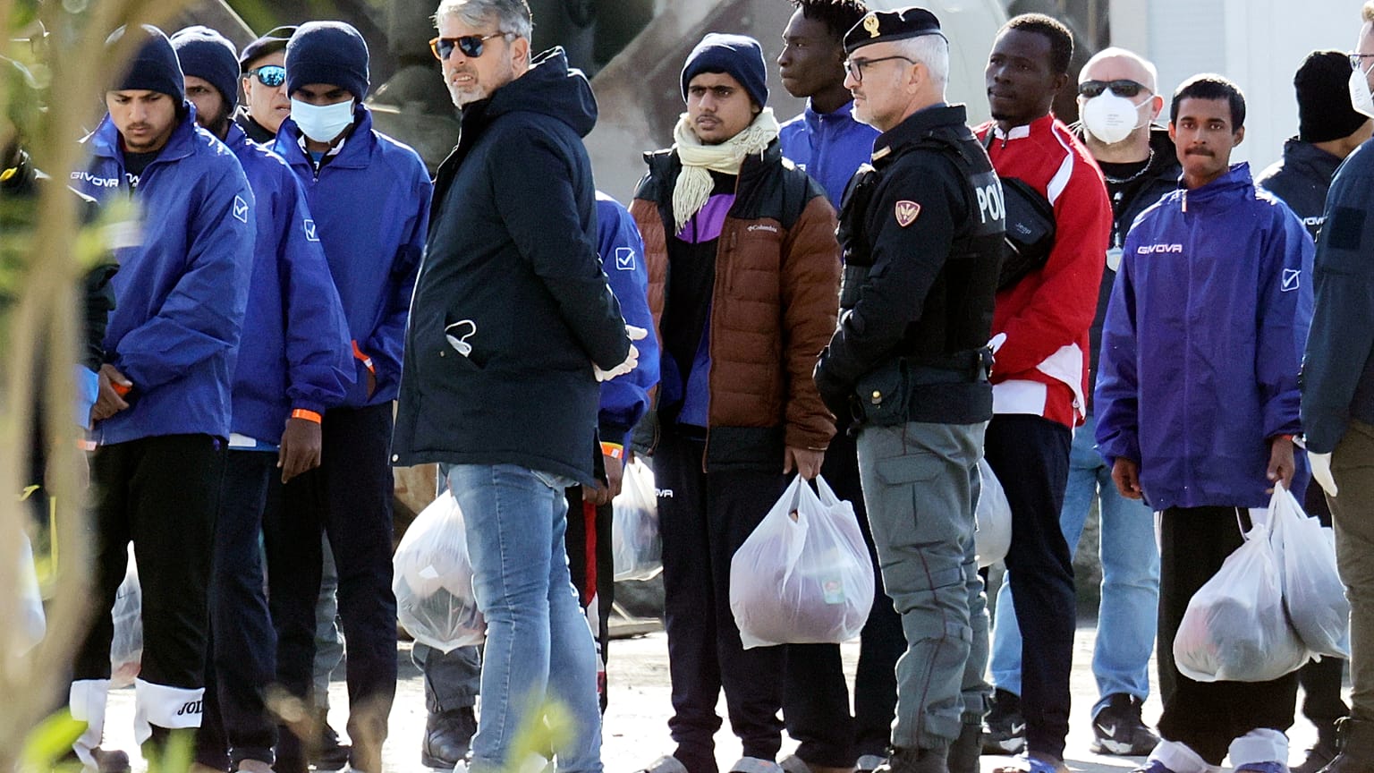 L'Italia è alle prese con i rientri da altri Paesi UE di migranti sbarcati da noi, un problema per il governo impegnato nel blocco dei migranti e dei rimpatri via Albania
