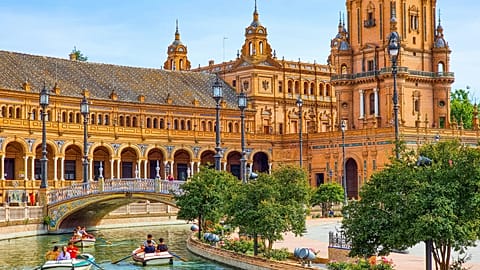 Worldwide, the number of tourist trips is expected to continue to increase, reaching 2.4 billion by 2040. 