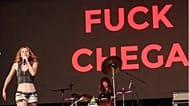 Fotografia da atuação da banda "Lambrini Girls" no instagram do festival Vilar de Mouros