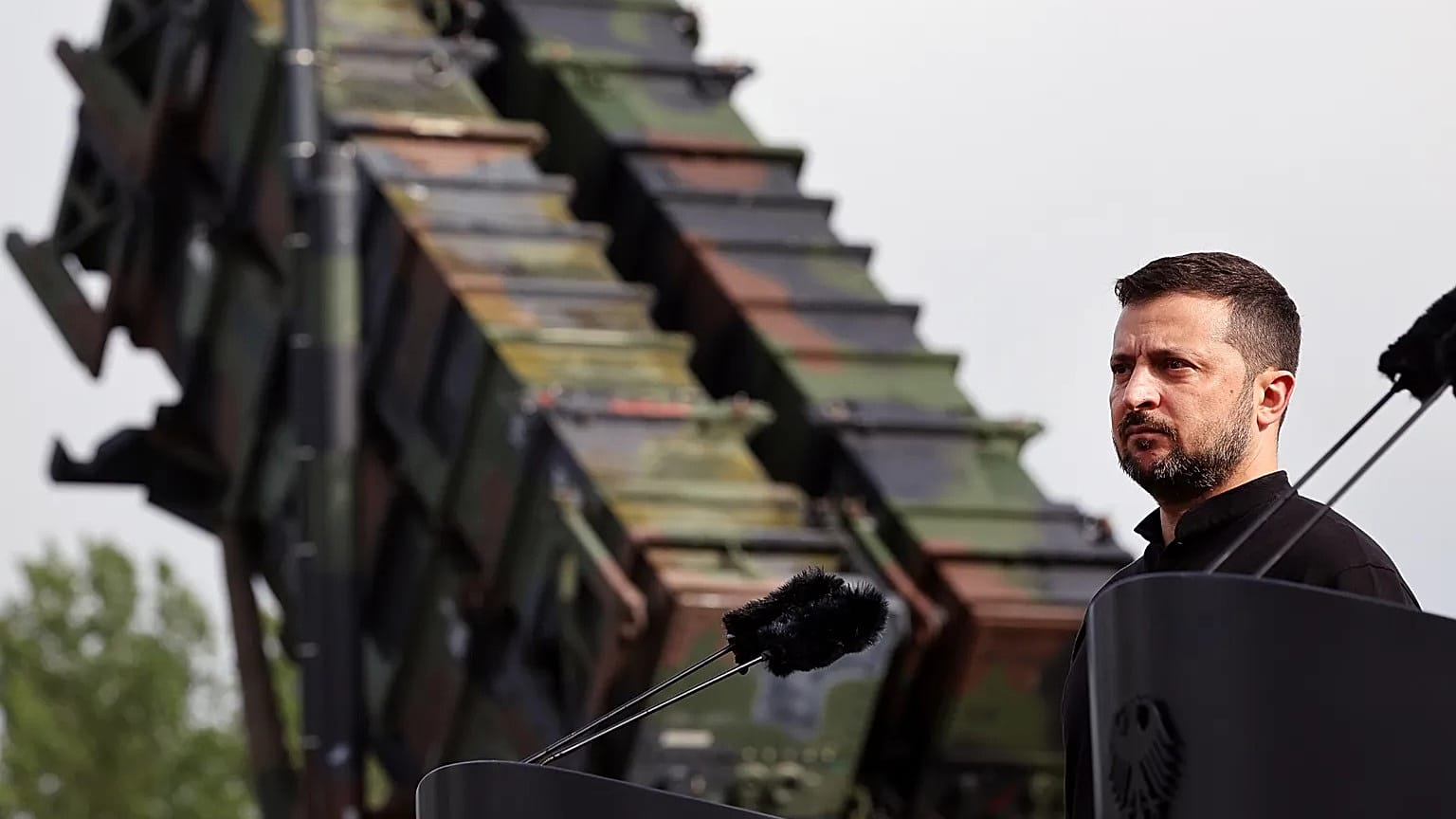 O Presidente ucraniano Volodymyr Zelenskyy em frente a um sistema de mísseis Patriot na Pomerânia Ocidental, Alemanha, em 11 de junho de 2024.