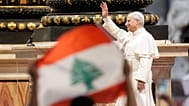 البابا ليو الـ14 يُحيي المؤمنين بالفاتيكان وبجانبه العلم اللبناني خلال اللقاء الأسبوعي، في 19 أغسطس 2026.