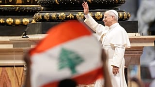 البابا ليو الـ14 يُحيي المؤمنين بالفاتيكان وبجانبه العلم اللبناني خلال اللقاء الأسبوعي، في 19 أغسطس 2026.