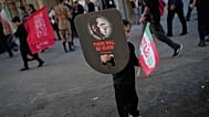 طفل يحمل صورة رئيس الوزراء الإسرائيلي بنيامين نتنياهو، مع عبارة "ستُراق الدماء"، خلال مراسم تشييع علي خامنئي في طهران، 5 تموز 2026.