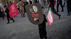 طفل يحمل صورة رئيس الوزراء الإسرائيلي بنيامين نتنياهو، مع عبارة "ستُراق الدماء"، خلال مراسم تشييع علي خامنئي في طهران، 5 تموز 2026.