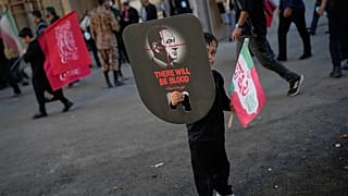 طفل يحمل صورة رئيس الوزراء الإسرائيلي بنيامين نتنياهو، مع عبارة "ستُراق الدماء"، خلال مراسم تشييع علي خامنئي في طهران، 5 تموز 2026.