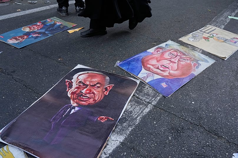 صورتان ساخرتان لنتنياهو وترامب خلال تجمع في طهران، 4 نوفمبر 2025.