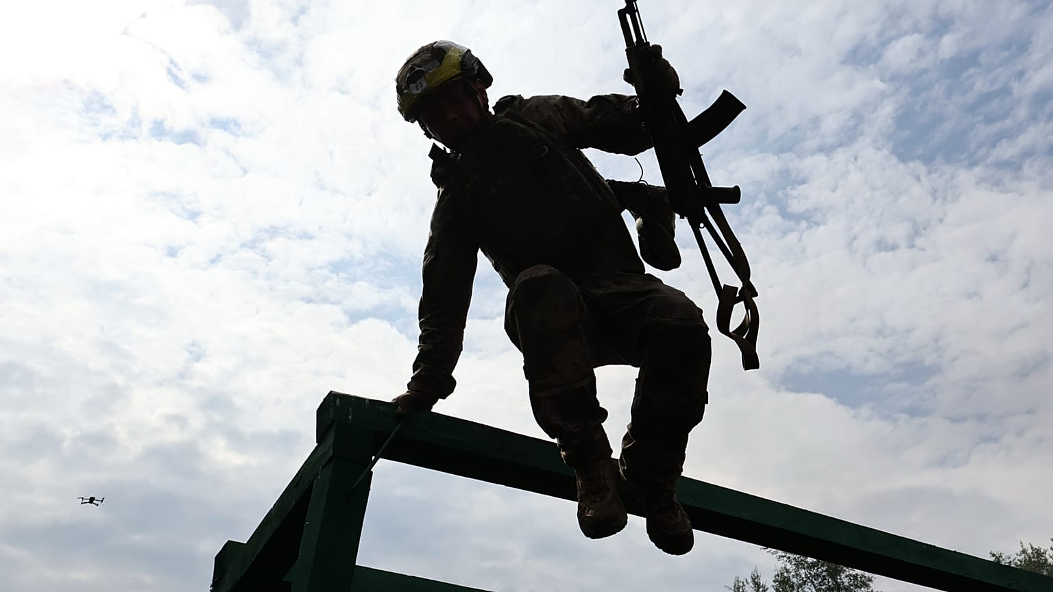 Ein Soldat übt militärische Fertigkeiten auf einem Truppenübungsplatz nahe der Frontlinie in der Region Saporischschja in der Ukraine, Freitag, 24. Juli 2026.