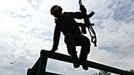 Ein Soldat übt militärische Fertigkeiten auf einem Truppenübungsplatz nahe der Frontlinie in der Region Saporischschja in der Ukraine, Freitag, 24. Juli 2026.