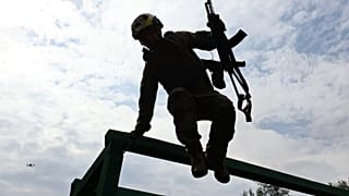 Ein Soldat übt militärische Fertigkeiten auf einem Truppenübungsplatz nahe der Frontlinie in der Region Saporischschja in der Ukraine, Freitag, 24. Juli 2026.