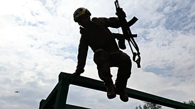 Un soldat s'exerce aux manœuvres militaires sur un terrain d'entraînement près de la ligne de front, dans la région de Zaporijjia, en Ukraine, vendredi 24 juillet 2026.