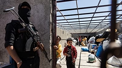 Bojownik Syryjskich Sił Demokratycznych wspieranych przez USA stoi na warcie w obozie al-Hol w prowincji Hasaka, 8 maja 2024 r.