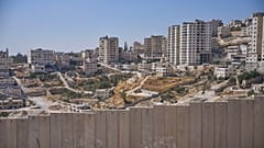 mur separacyjny przy arabskiej dzielnicy Al-Eizariya, w pobliżu miejsca, gdzie rząd Izraela zapowiada budowę mieszkań w strefie E1, 21 sierpnia 2025