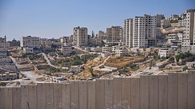 Mur de séparation près du quartier arabe d'Al-Eizariya, où le gouvernement israélien prévoit de construire des logements E1, 21 août 2025