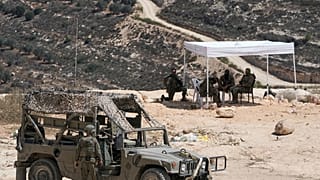 جنود إسرائيليون أمام منزل الفلسطيني الأمريكي لؤي ريدي المحاصر من مستوطنين لأكثر من أسبوع بقصرة جنوب نابلس، 19 أغسطس 2026. 