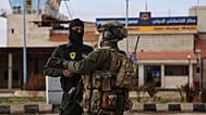 عناصر من الأمن الداخلي التابع لـ"قسد" خلال وصول قافلة لوزارة الداخلية السورية إلى مطار القامشلي، في 8 شباط 2026.