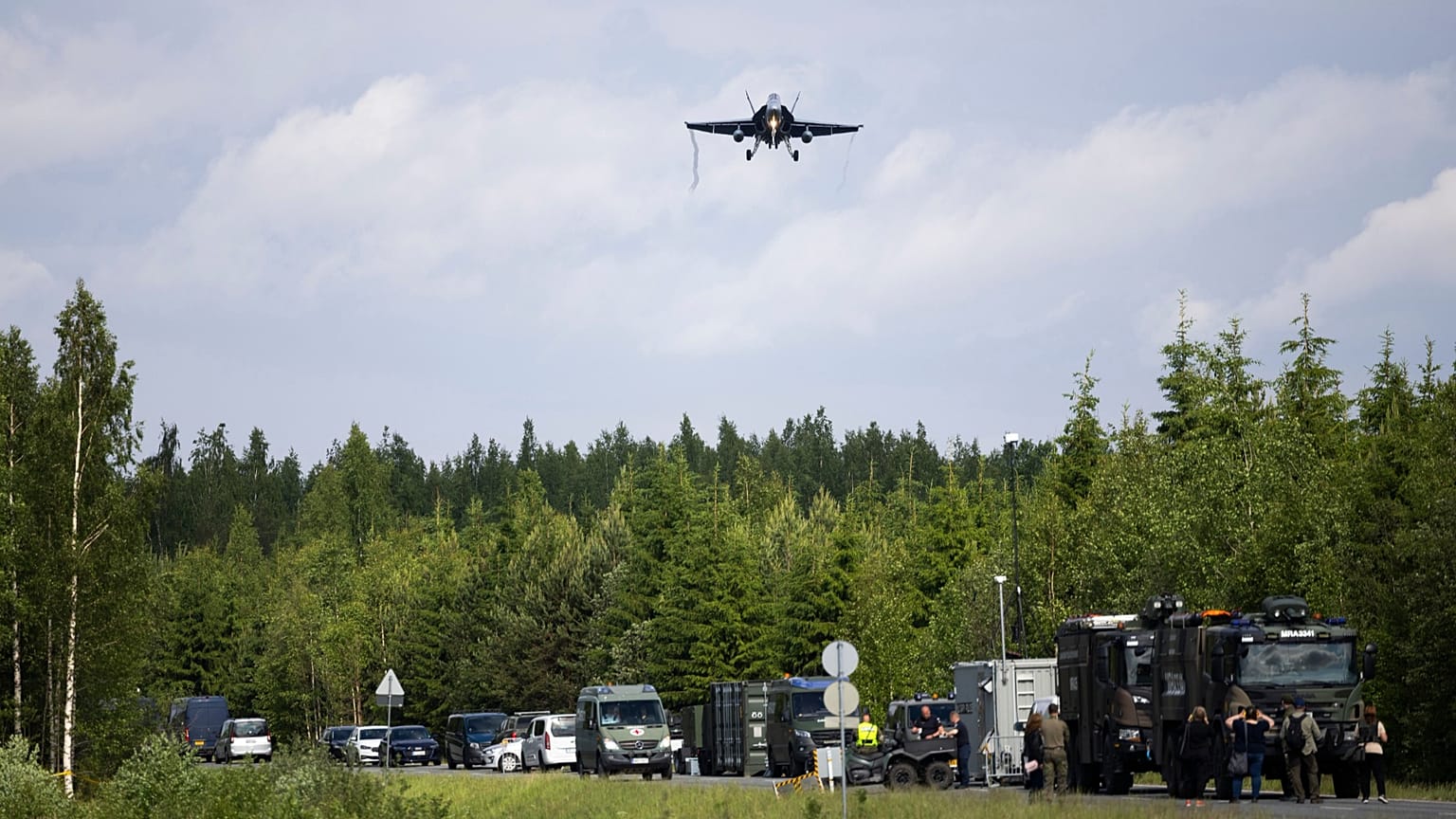 Μαχητικό F/A-18 Hornet της Πολεμικής Αεροπορίας Φινλανδίας προσγειώνεται σε τμήμα αυτοκινητοδρόμου κατά την άσκηση Ramstein Flag 26 του ΝΑΤΟ στο Τέρβο, 10 Ιουνίου 2026