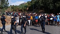 L'Espagne transfère des centaines de migrants de la plage de Ceuta vers des abris temporaires