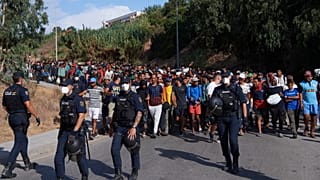 L'Espagne transfère des centaines de migrants de la plage de Ceuta vers des abris temporaires