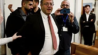 وزير الأمن القومي الإسرائيلي إيتامار بن جفير، في الوسط، يخاطب وسائل الإعلام أثناء دخوله قاعة المحكمة في تل أبيب قبل بدء جلسة الاستماع لرئيس الوزراء بنيامين نتنياهو 