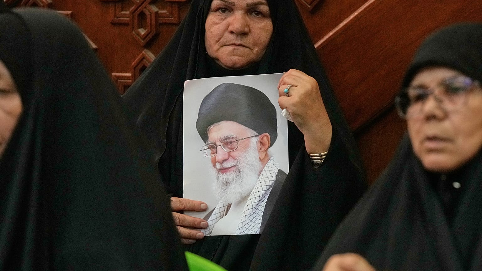امرأة تحمل صورة للمرشد الأعلى الإيراني الراحل علي خامنئي خلال مراسم إحياء ذكرى مرور أربعين يوماً على وفاته في مسجد الإمام الحسن في كربلاء بالعراق، يوم الخميس، 20 أغسطس 2026. (