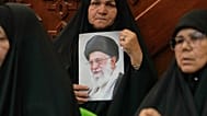 امرأة تحمل صورة للمرشد الأعلى الإيراني الراحل علي خامنئي خلال مراسم إحياء ذكرى مرور أربعين يوماً على وفاته في مسجد الإمام الحسن في كربلاء بالعراق، يوم الخميس، 20 أغسطس 2026. (
