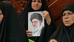 امرأة تحمل صورة للمرشد الأعلى الإيراني الراحل علي خامنئي خلال مراسم إحياء ذكرى مرور أربعين يوماً على وفاته في مسجد الإمام الحسن في كربلاء بالعراق، يوم الخميس، 20 أغسطس 2026. (