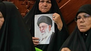 امرأة تحمل صورة للمرشد الأعلى الإيراني الراحل علي خامنئي خلال مراسم إحياء ذكرى مرور أربعين يوماً على وفاته في مسجد الإمام الحسن في كربلاء بالعراق، يوم الخميس، 20 أغسطس 2026. (
