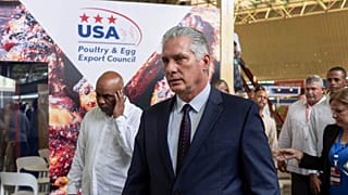 El presidente de Cuba, Miguel Díaz-Canel, camina tras la ceremonia de inauguración de la 39ª Feria Internacional de La Habana, en La Habana, Cuba, el 6 de noviembre de 2023.