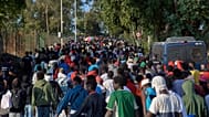 Miles de migrantes caminan por las calles de Ceuta