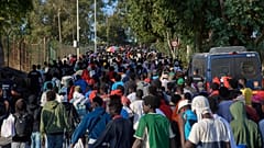 Miles de migrantes caminan por las calles de Ceuta