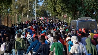 Miles de migrantes caminan por las calles de Ceuta