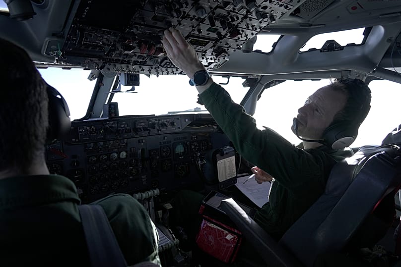Um avião militar francês de vigilância AWACS opera o equipamento da cabina de pilotagem numa missão de 10 horas à Roménia, a 9 de janeiro de 2024