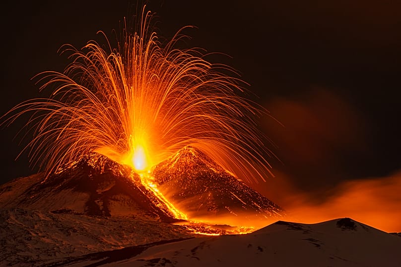 La lava brota del cráter Sureste del monte Etna visto desde Nicolosi, cerca de Catania, en la noche del viernes, 1 de diciembre de 2023. 