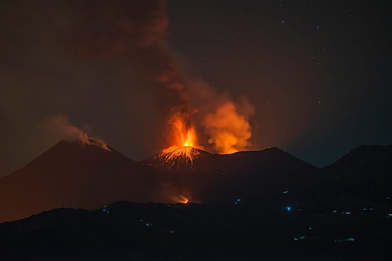 La actividad eruptiva continúa en el monte Etna, donde las coladas de lava siguen descendiendo por las laderas del volcán, en una imagen tomada desde Mareneve, cerca de Catania, Italia, el 13 de agosto de 2026.