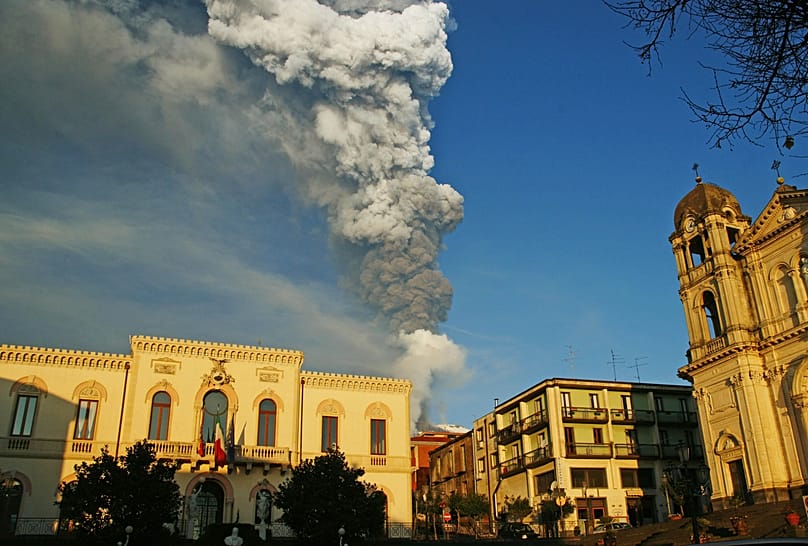 Humo y ceniza salen del monte Etna enmarcado por la localidad siciliana de Zafferana, cerca de Catania, en el sur de Italia, jueves, 5 de enero de 2012. 