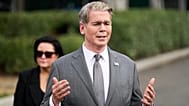 Secretário do Tesouro dos EUA Scott Bessent fala a jornalistas diante da Casa Branca, em Washington, 20 ago. 2026