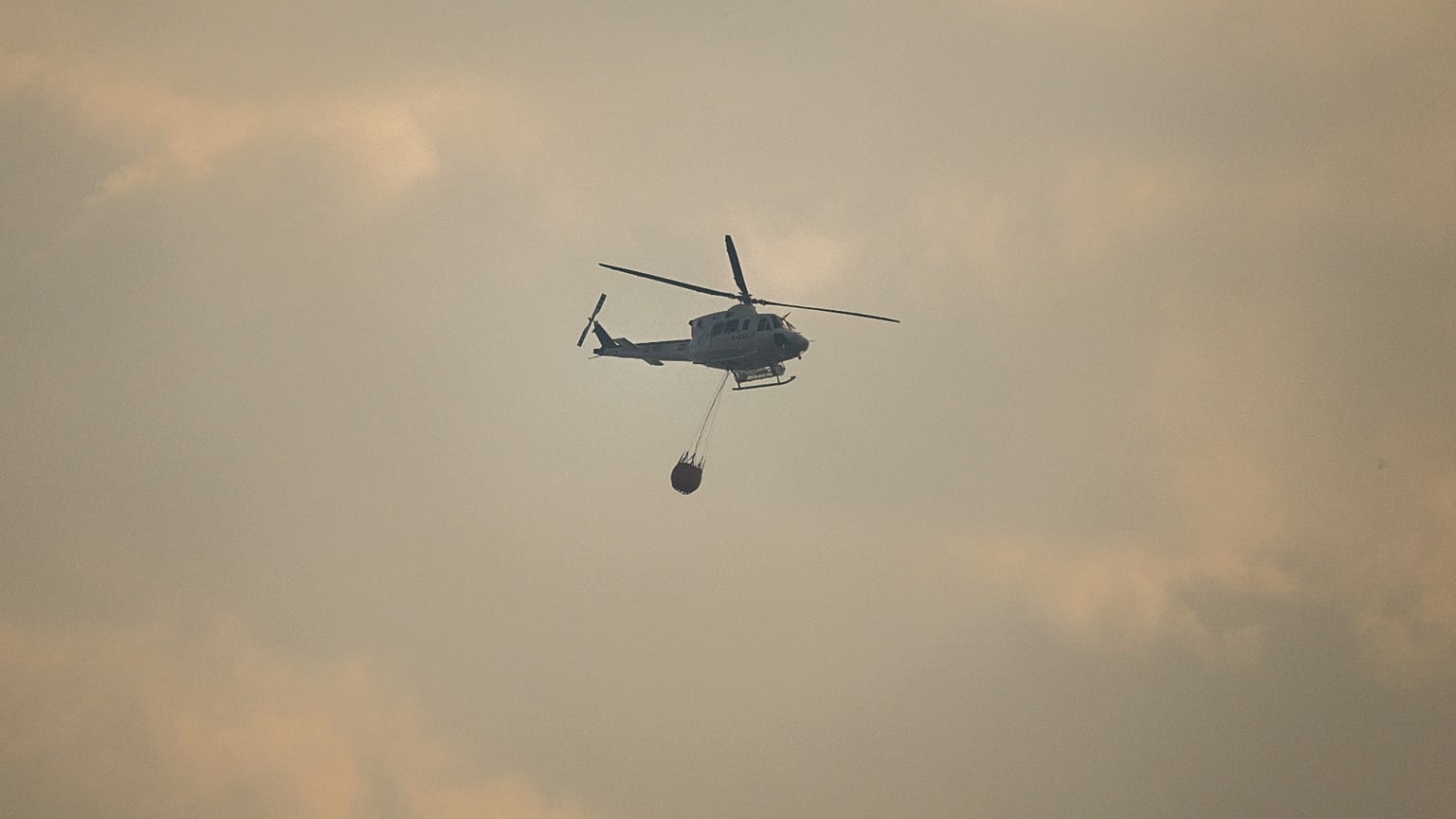 ARCHIVO: Un helicóptero sobrevuela un incendio forestal cerca de Palma de Gandía, en Valencia, España, el viernes 3 de noviembre de 2023.
